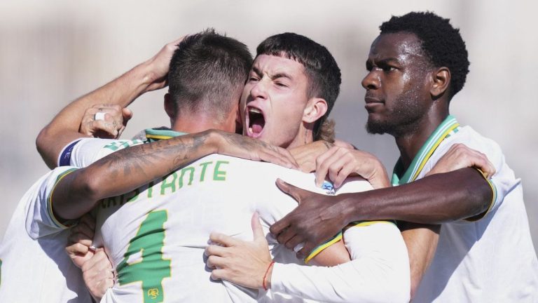Roma's Bryan Cristante, back to camera, celebrates with teammates after scoring their side's second goal during a Serie A soccer match between Fiorentina and Roma at the Artemio Franchi stadium in Florence, Italy, Sunday, Oct. 5, 2025. (Alfredo Falcone/LaPresse via AP)
