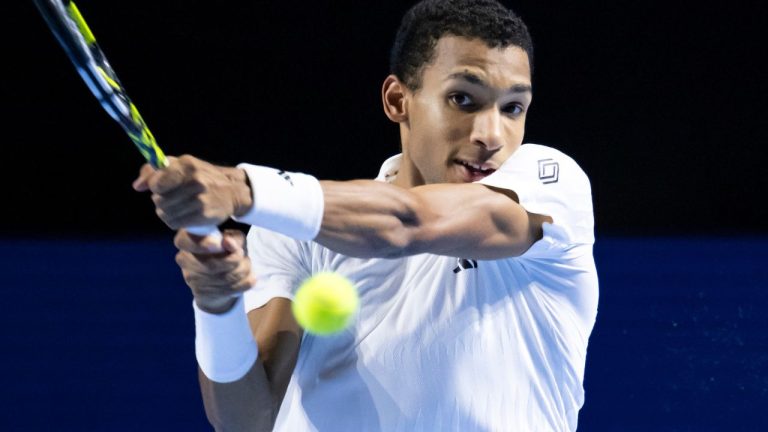 Canada's Felix Auger-Aliassime returns a ball to Spain's Jaume Munar during their quarter-final match at the Swiss Indoors tennis tournament in Basel, Switzerland, Friday, Oct. 24, 2025. (Georgios Kefalas/Keystone via AP)