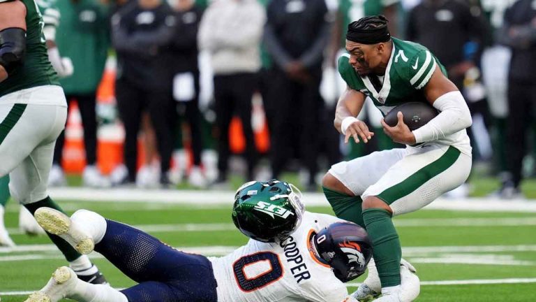 New York Jets quarterback Justin Fields (7) loses his helmet after he was tackled by the Broncos Jonathon Cooper in the second half of an NFL football game between the Denver Broncos and the New York Jets. (Adam Davy/AP)