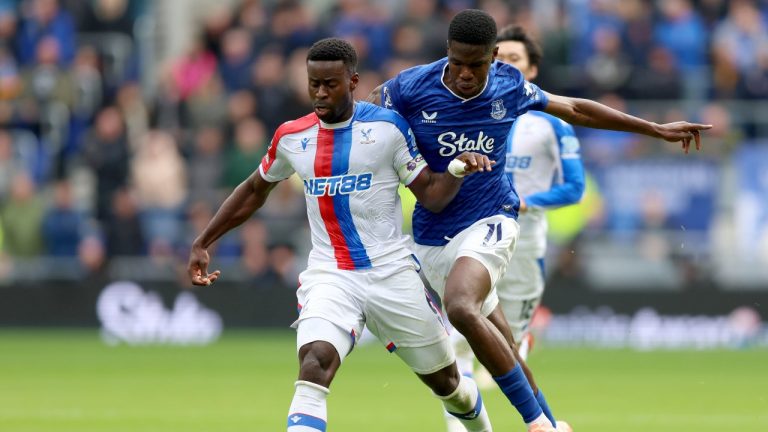 Crystal Palace's Marc Guehi, left, and Everton's Thierno Barry battle for the ball during the English Premier League soccer match at the Hill Dickinson Stadium, Liverpool, England, Sunday, Oct. 5, 2025. (Nigel French/PA via AP)