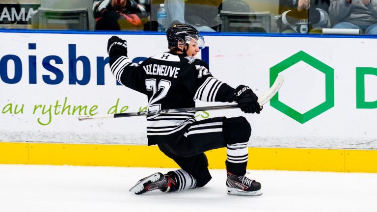 Blainville-Boisbriand Armada defenceman Xavier Villeneuve celebrates a goal. (Laurent Corbeil/Blainville-Boisbriand Armada photo)