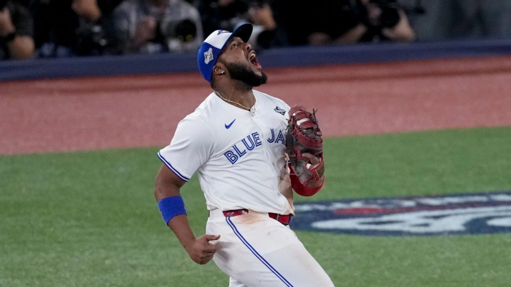 Blue Jays’ Guerrero Jr. starts clutch double play to end seventh inning