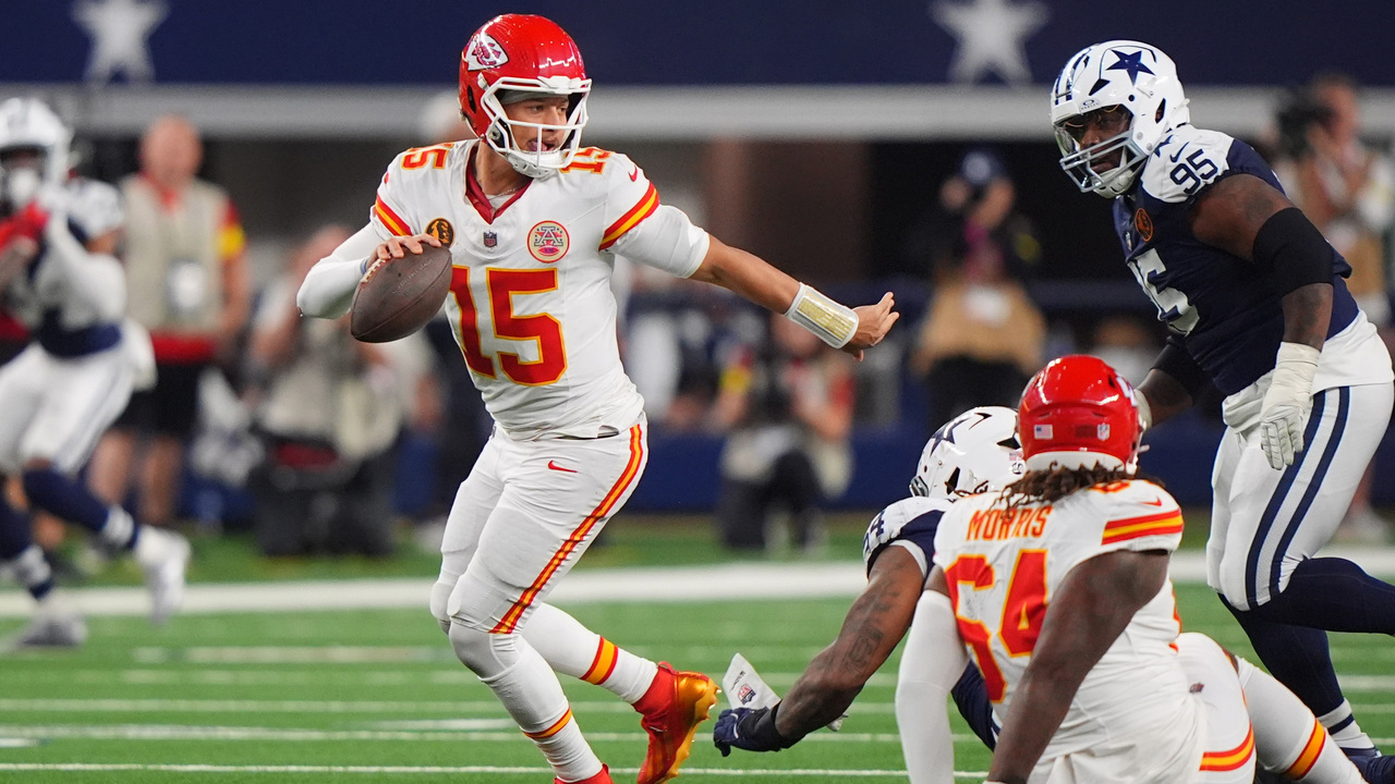 Mahomes’ dazzling play sets up Brown’s toe-tap TD for Chiefs vs. Cowboys