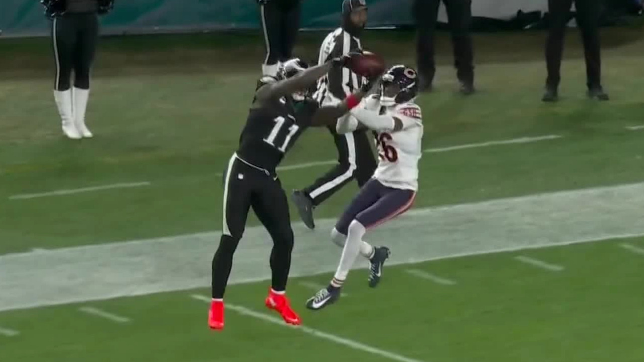 Eagles’ Brown leaps up to nab 33-yard touchdown vs. Bears