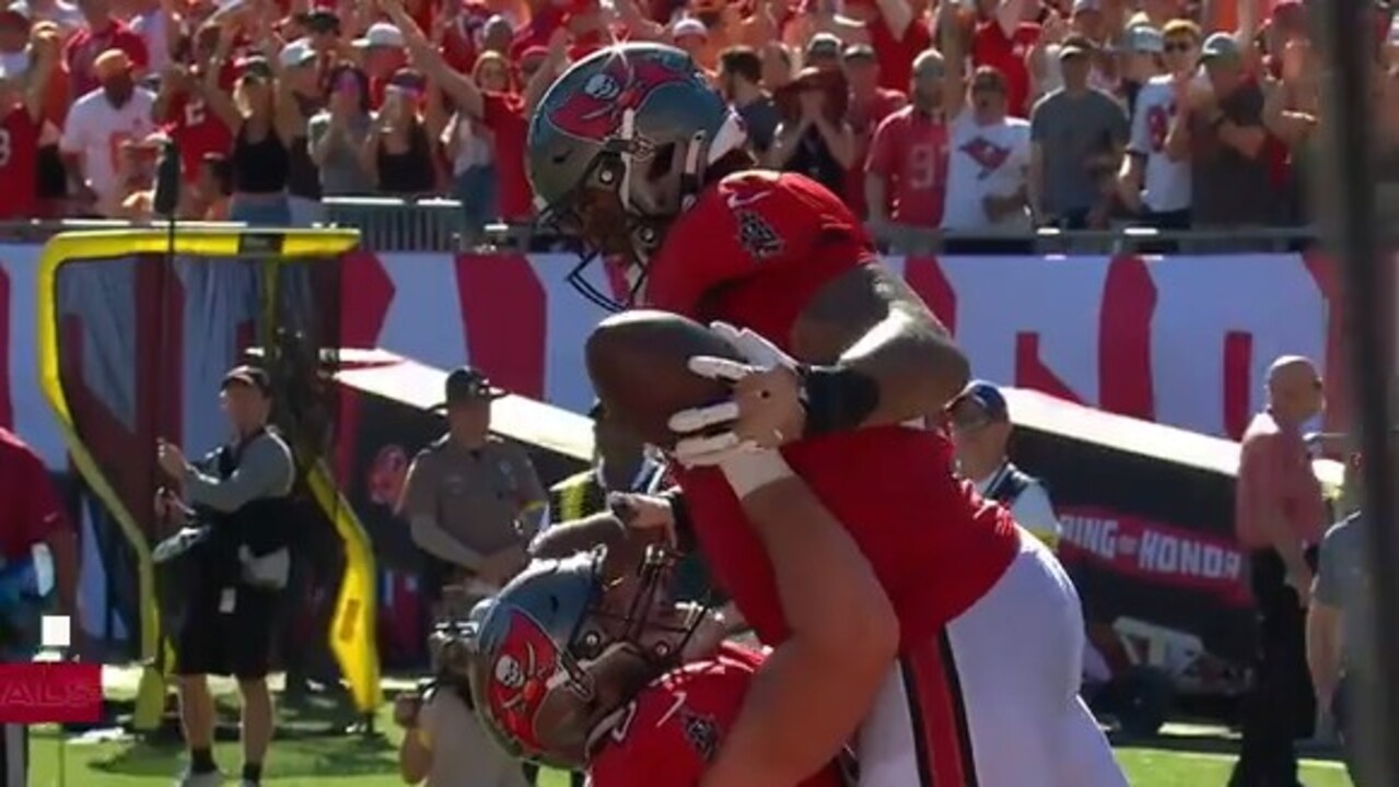 Offensive lineman Wirfs hauls in pass for Buccaneers TD