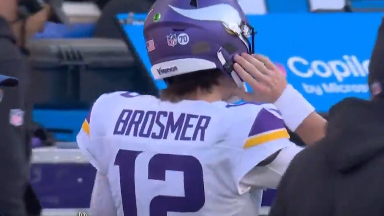 Vikings’ Brosmer tees up Seahawks’ pick-six with puzzling throw