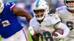 Miami Dolphins running back De'Von Achane runs with the ball to score a touchdown during an NFL game against the Buffalo Bills, Sunday, Nov. 9, 2025, in Miami Gardens, Fla. (AP/Doug Murray)