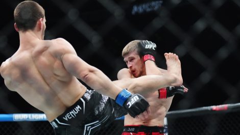 Arnold-Allen-blocks-a-kick-from-Movsar-Evloev-during-a-UFC-featherweight-bout