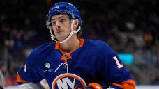 Islanders lose late game-tying goal in odd sequence vs. Blues