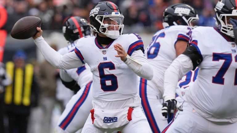 New York Giants quarterback Jaxson Dart looks to throw during the first half of an NFL game against the Chicago Bears, Sunday, Nov. 9, 2025, in Chicago. (AP/Nam Y. Huh)