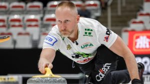 Team Jacobs skip Brad Jacobs makes a shot against Team Dunstone during the men's final at the PointsBet Invitational in Calgary, Alta., Sunday, Oct. 5, 2025. (Jeff McIntosh/CP)