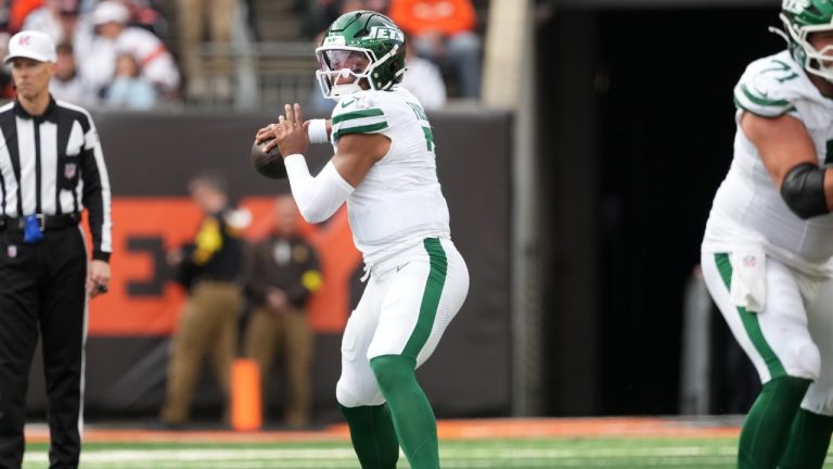 New York Jets quarterback Justin Fields (7) throws during an NFL football game against the Cincinnati Bengals, Sunday, Oct. 26, 2025, in Cincinnati. (Kareem Elgazzar/AP)