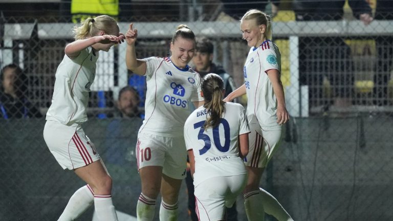 Valerenga's Stine Brekken, 3rd from left, celebrates after scoring during the women's Champions League soccer match between Roma and Valerenga, in Rome, Tuesday, Nov. 11, 2025. (Alfredo Falcone/LaPresse via AP)