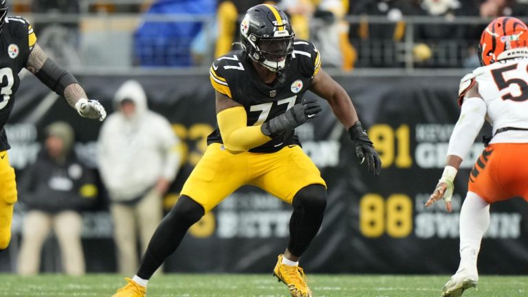 Pittsburgh Steelers offensive tackle Broderick Jones (77) protects the pocket during an NFL football game against the Cincinnati Bengals, Sunday, Nov 16, 2025, in Pittsburgh, PA. (AP Photo/Peter Joneleit)