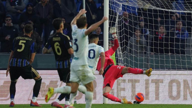 Inter's Lautaro Martinez scores a goal during a Serie A match between Pisa and Inter in Pisa, Italy, Sunday, Nov. 30, 2025. (Alessandro La Rocca/LaPresse via AP)