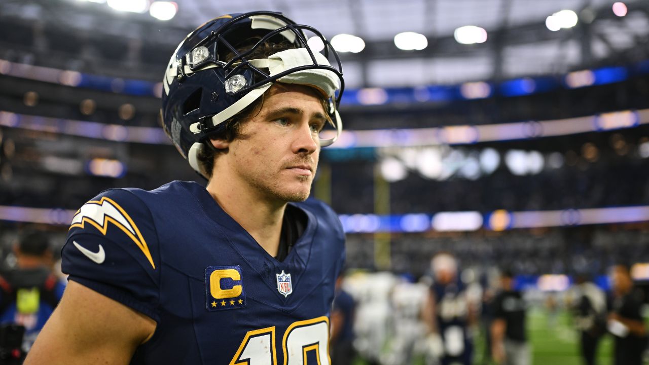 Chargers QB Justin Herbert has break in non-throwing hand, to have surgery