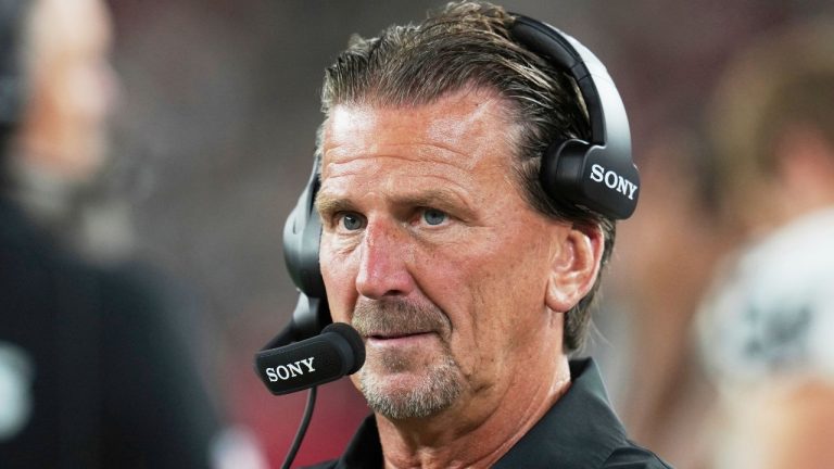 Las Vegas Raiders coach Greg Olson during the first half of an NFL football game against the Arizona Cardinals, Aug.23, 2025, in Glendale, Ariz. (Rick Scuteri/AP)