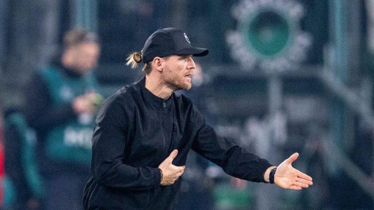 Moenchengladbachs head coach Eugen Polanski gestures during the German Bundesliga soccer match between Borussia Moenchengladbach and 1. FC Cologne in Moenchengladbach, Germany, Saturday, Nov. 8, 2025. (David Inderlied/AP)