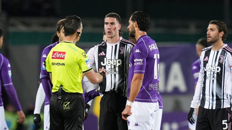 Juventus' Dusan Vlahovic, centre, with referee Daniele Doveri during the Serie A soccer match between Fiorentina and Juventus in Florence, Italy, Saturday Nov. 22, 2025. (Massimo Paolone/LaPresse via AP)