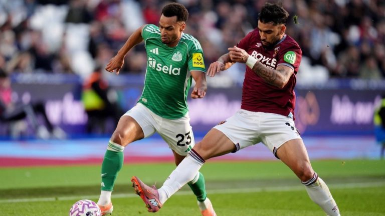 Newcastle United's Jacob Murphy, left, and West Ham United's Lucas Paqueta in action during the English Premier League match between West Ham United and Newcastle United in London, Sunday Nov. 2, 2025. (John Walton/PA via AP)