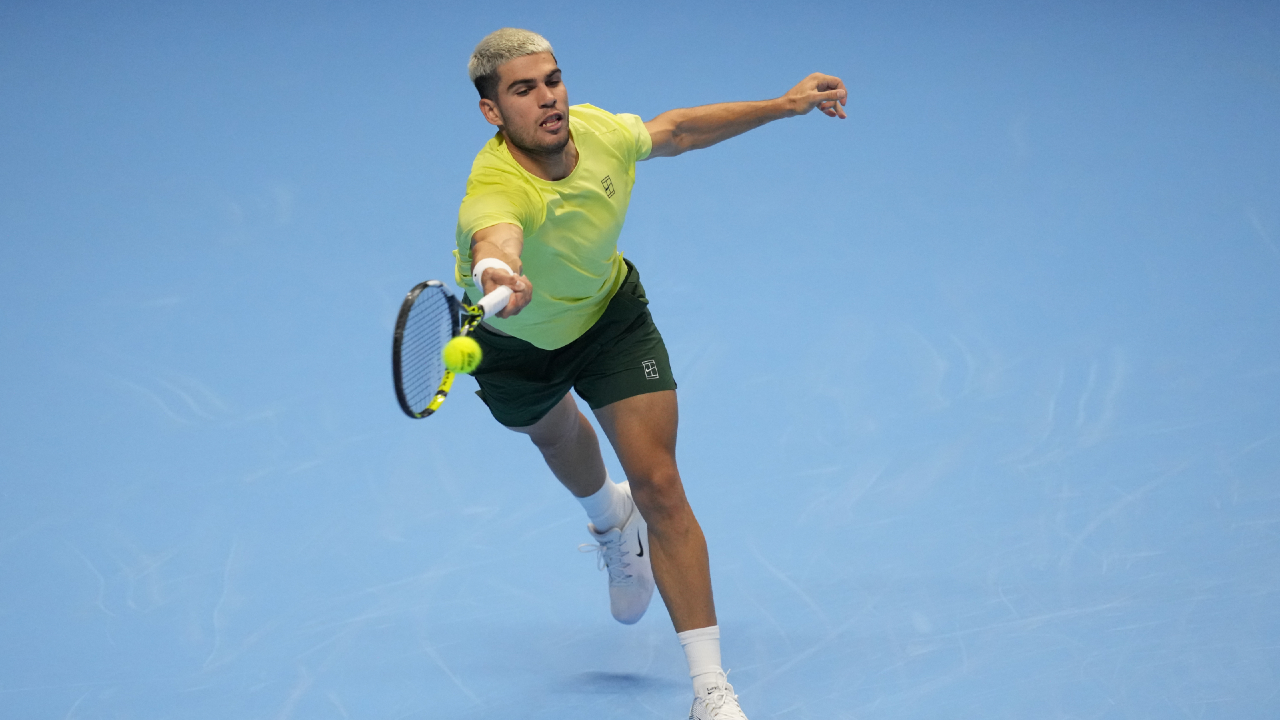 Carlos Alcaraz beats Taylor Fritz and moves within one win of year-end No. 1