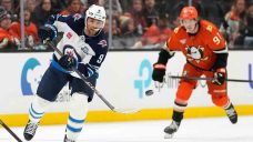 Sennecke, Carlsson each score twice as surging Ducks beat Jets for 7th straight win