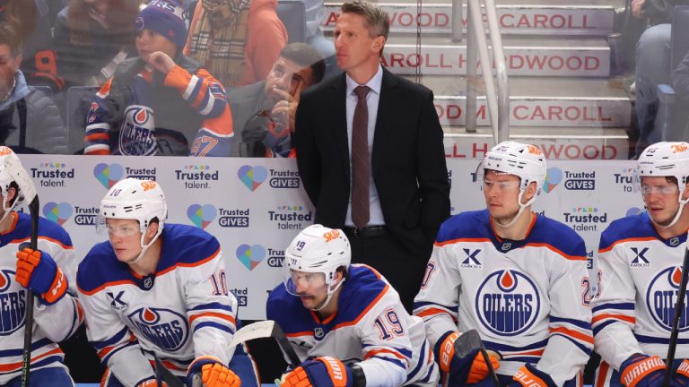 Edmonton Oilers head coach Kris knoblauch, centre top, looks on during the third period of an NHL hockey game against the Buffalo Sabres, Monday, Nov. 17, 2025, in Buffalo, N.Y. (Jeffrey T. Barnes/AP)