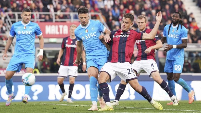 Bologna's Thijs Dallinga, centre right, scores his side's opening goal during a Serie A soccer match between Bologna and Napoli, in Bologna, northern Italy, Sunday, Nov. 9, 2025. (Massimo Paolone/LaPresse via AP)