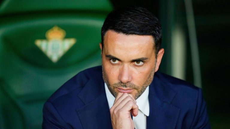 Fiorentina's head coach Raffaele Palladino sits before the Conference League semifinal first leg soccer match between Betis and Fiorentina at the Benito Villamarin stadium. (Jose Breton/AP)
