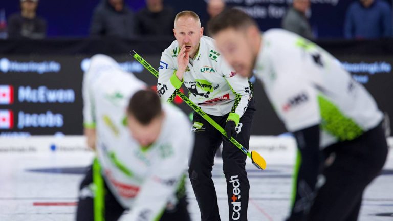 Canada’s Team Brad Jacobs giving directions to his team while watching his throw vs. Canada’s Team Mike McEwen at the HearingLife Canadian Open on Tuesday Dec. 16, 2025, in Saskatoon, Sask. (Anil Mungal/TCG)