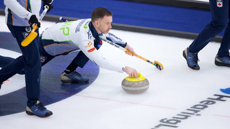 Canada’s Team Brad Gushue sliding out of the hack vs. Canada’s Team Matt Dunstone at the HearingLife Canadian Open on Friday Dec. 19, 2025, in Saskatoon, Sask. (Anil Mungal/TCG)