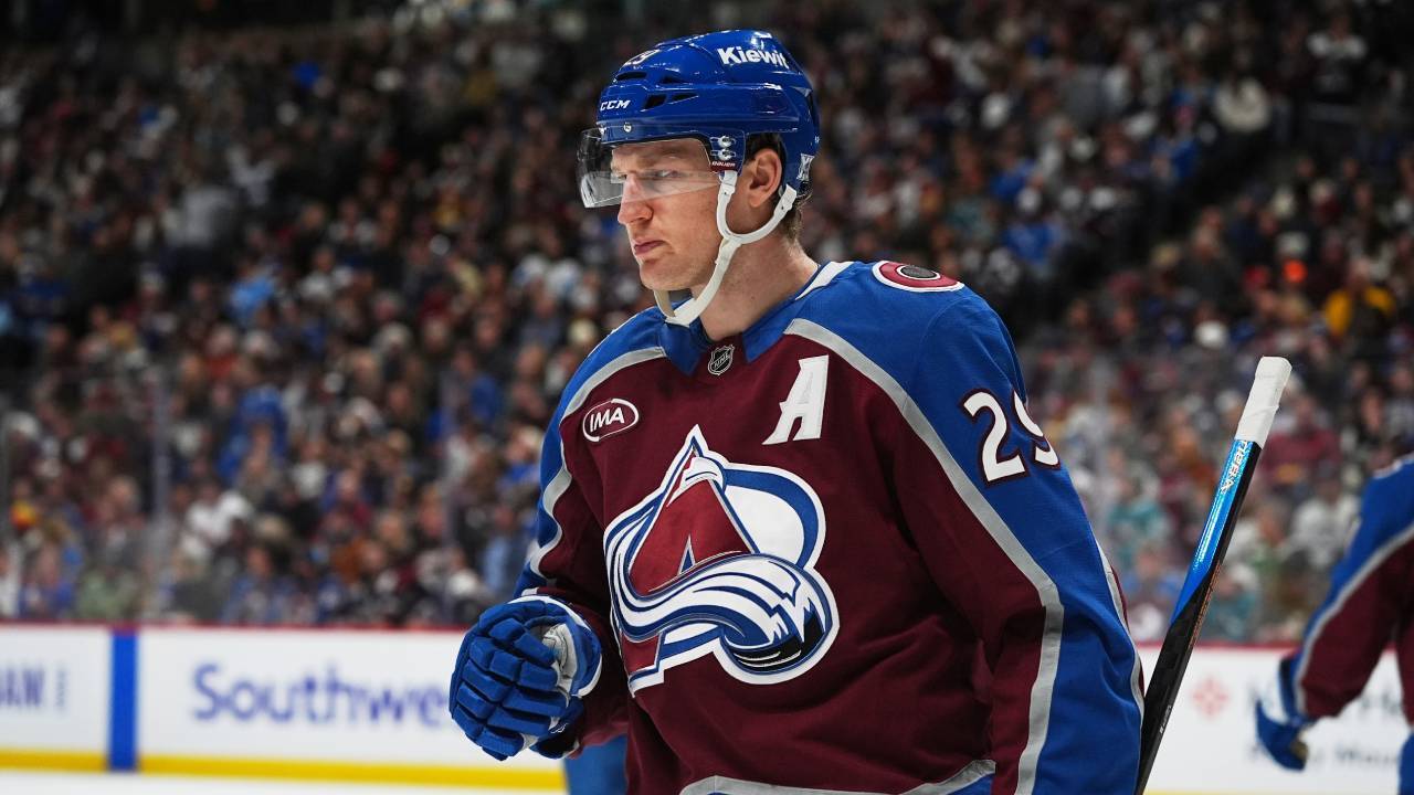 Avalanche’s MacKinnon strikes twice vs. Canucks to extend lead in goals