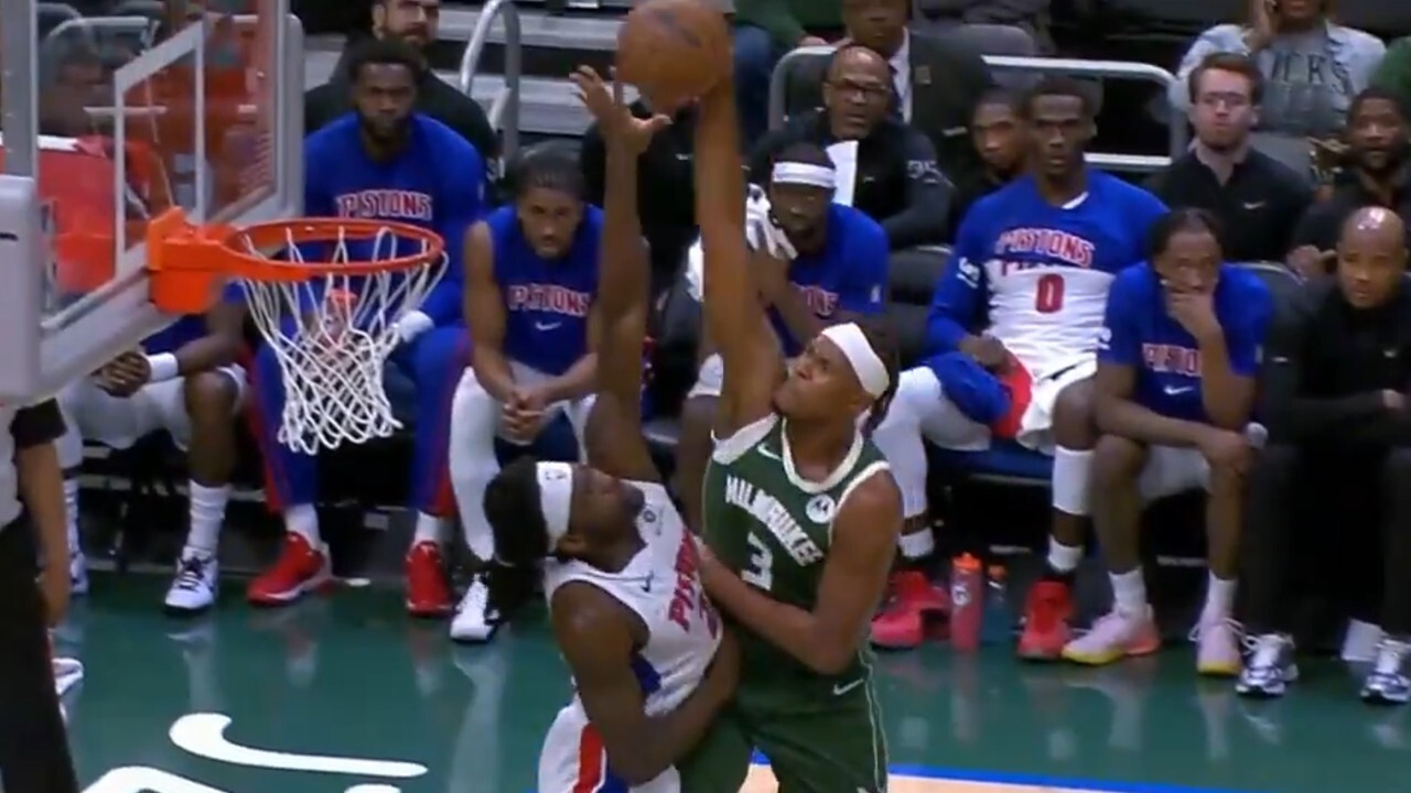 Bucks’ Turner takes flight to throw down wicked one-handed jam