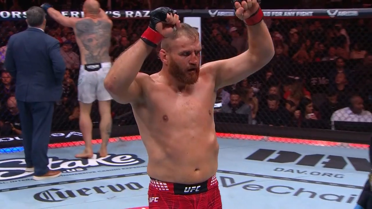 Blachowicz furiously chases late finish vs. Guskov in third round