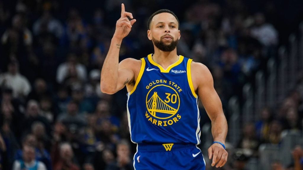 Warriors' Curry never fails to amaze, drilling a full court shot pregame