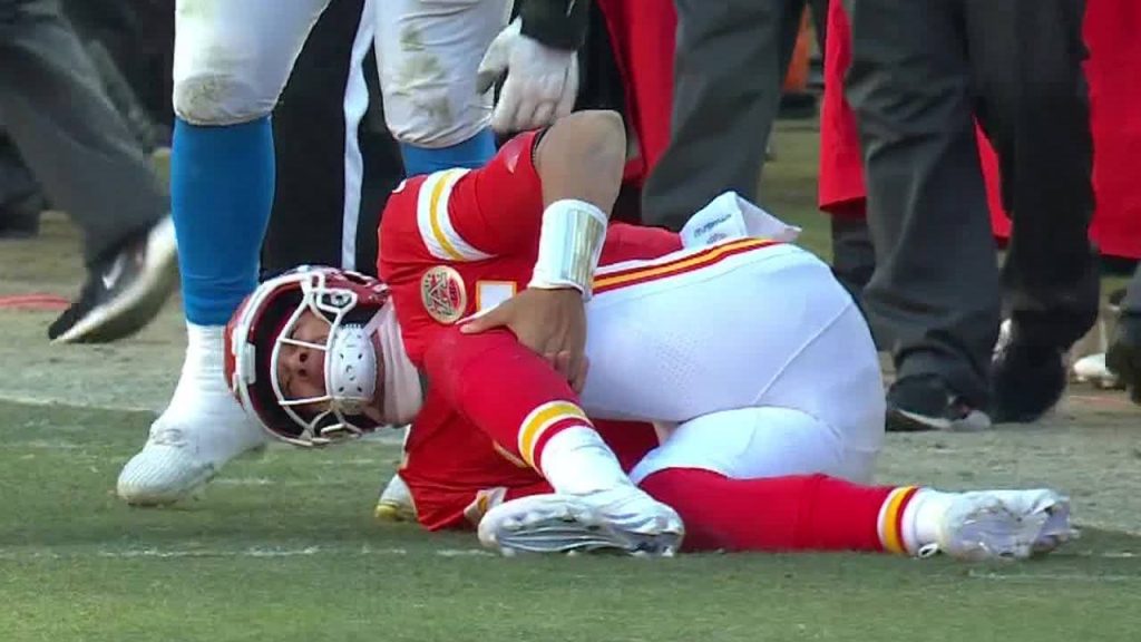 Chiefs' Mahomes leaves game vs. Chargers with knee injury