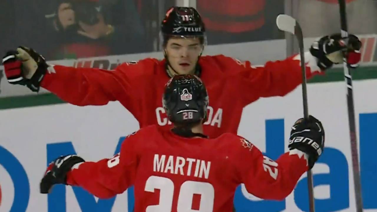 Iginla finds space and pounces on loose puck for goal vs. Sweden