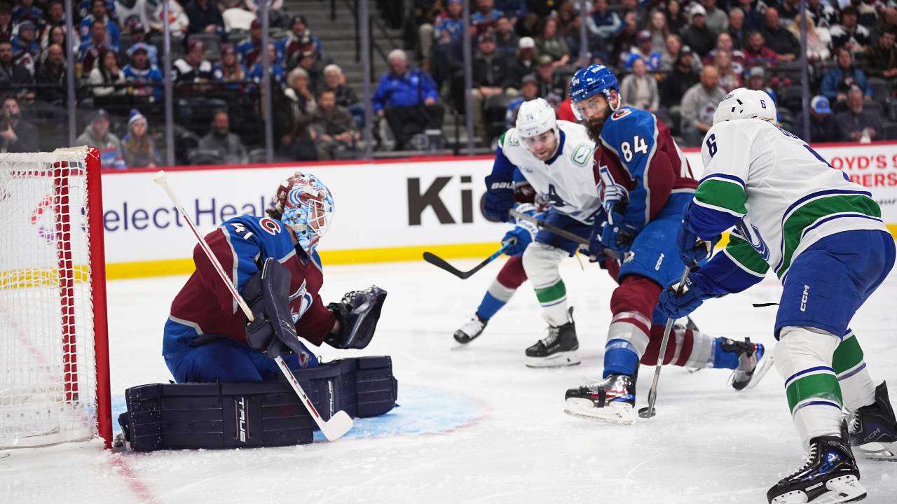 MacKinnon scores twice as Avalanche beat Canucks