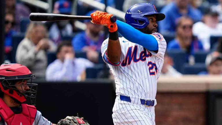 New York Mets' Cedric Mullins hits an RBI single during the third inning of a baseball game against the Washington Nationals, Sunday, Sept. 21, 2025, in New York. (Yuki Iwamura/AP)