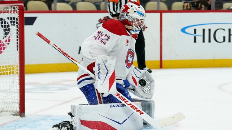 Montréal Canadiens goaltender Jacob Fowler makes a save during the second period of an NHL game against the Pittsburgh Penguins, Thursday, Dec. 11, 2025, in Pittsburgh. (Matt Freed/Pittsburgh Post-Gazette via AP)