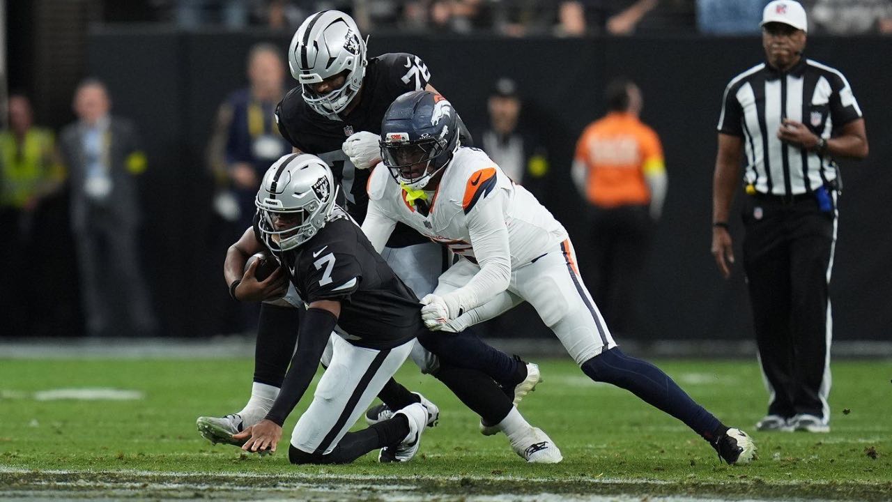Raiders QB Geno Smith injures shoulder vs. Broncos, replaced by Kenny Pickett