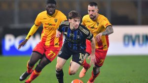 Matteo Tramoni (10) dribbles ahead of Lecce's Mohamed Kaba Pisa (77) and Mehdi Léris (7) during a Serie A soccer match between US Lecce and Pisa Sportin Club 1909, Friday, Dec. 12, 2025, in Lecce, Italy. (Giovanni Evangelista/LaPresse via AP)