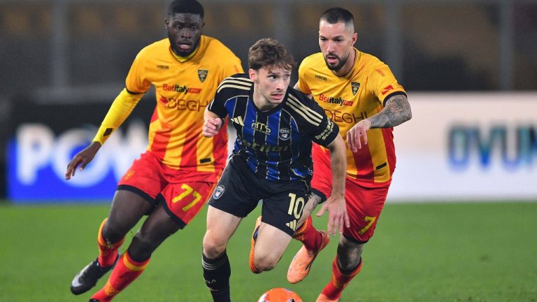 Matteo Tramoni (10) dribbles ahead of Lecce's Mohamed Kaba Pisa (77) and Mehdi Léris (7) during a Serie A soccer match between US Lecce and Pisa Sportin Club 1909, Friday, Dec. 12, 2025, in Lecce, Italy. (Giovanni Evangelista/LaPresse via AP)