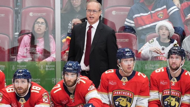 Florida Panthers head coach Paul Maurice stands behind players left wing Noah Gregor (18), centre Luke Kunin (71), centre Carter Verhaeghe (23), and defenceman Uvis Balinskis (26) during the third period of an NHL hockey game against the Calgary Flames, Friday, Nov. 28, 2025, in Sunrise, Fla. (Rebecca Blackwell/AP)