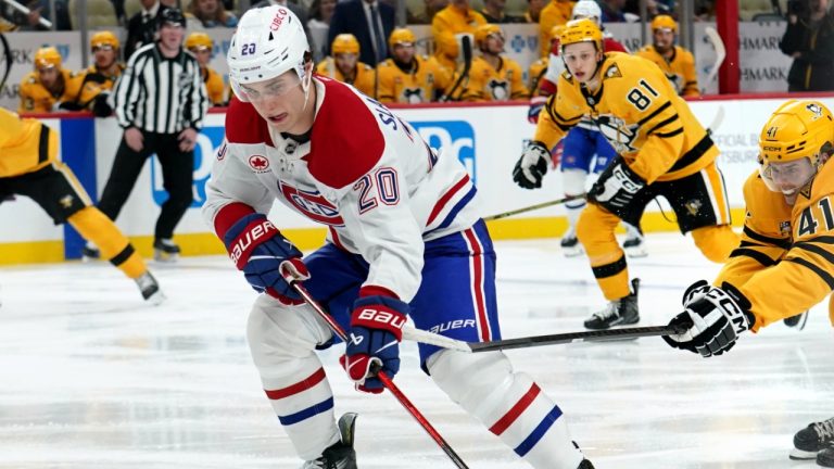 Montréal Canadiens' Juraj Slafkovský reaches for the puck against Pittsburgh Penguins' Ville Koivunen during the third period of an NHL game, Thursday, Dec. 11, 2025, in Pittsburgh. (Matt Freed/Pittsburgh Post-Gazette via AP)