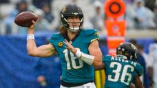 Daniel Jones hurt in Jaguars&#8217; 11th straight home win against Colts