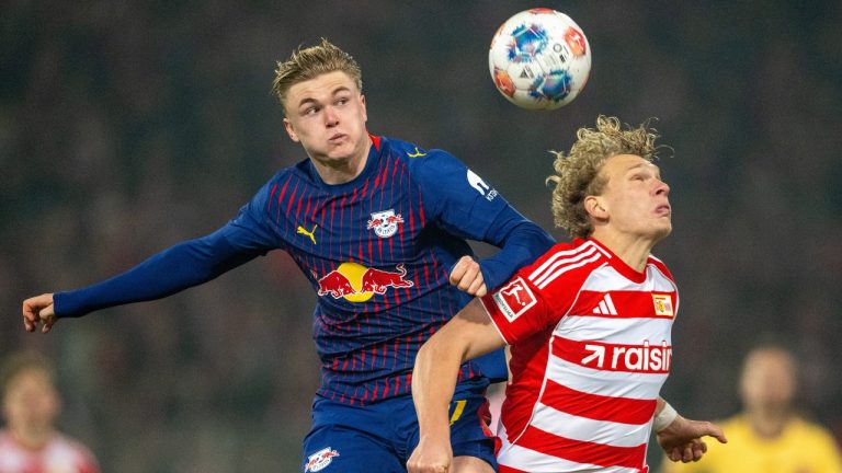 Leipzig's Conrad Harder, left, and Union Berin's Leopold Querfeld battle for the ball during the Bundesliga soccer match between FC Union Berlin and RB Leipzig, in Berlin, Germany, Friday, Dec. 12, 2025. (Soeren Stache/dpa via AP)