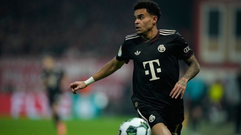 Bayern's Luis Diaz controls the ball during the German soccer cup round of sixteen match between 1. FC Union Berlin and FC Bayern Munich in Berlin, Germany, Wednesday, Dec. 3, 2025. (Ebrahim Noroozi/AP)