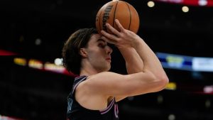 Chicago Bulls guard Josh Giddey sinks a three during the first half of a game against the Cleveland Cavaliers, Wednesday, Dec. 17, 2025, in Chicago. (AP Photo/Erin Hooley)
