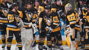 Pittsburgh Penguins' Sidney Crosby (87) skates back to his bench after celebrating with teammates after taking over from former Penguins' Mario Lemieux, as the Penguins all-time points leader during the first period of an NHL hockey game against the Montréal Canadiens in Pittsburgh, Sunday, Dec. 21, 2025. (Gene J. Puskar/AP)